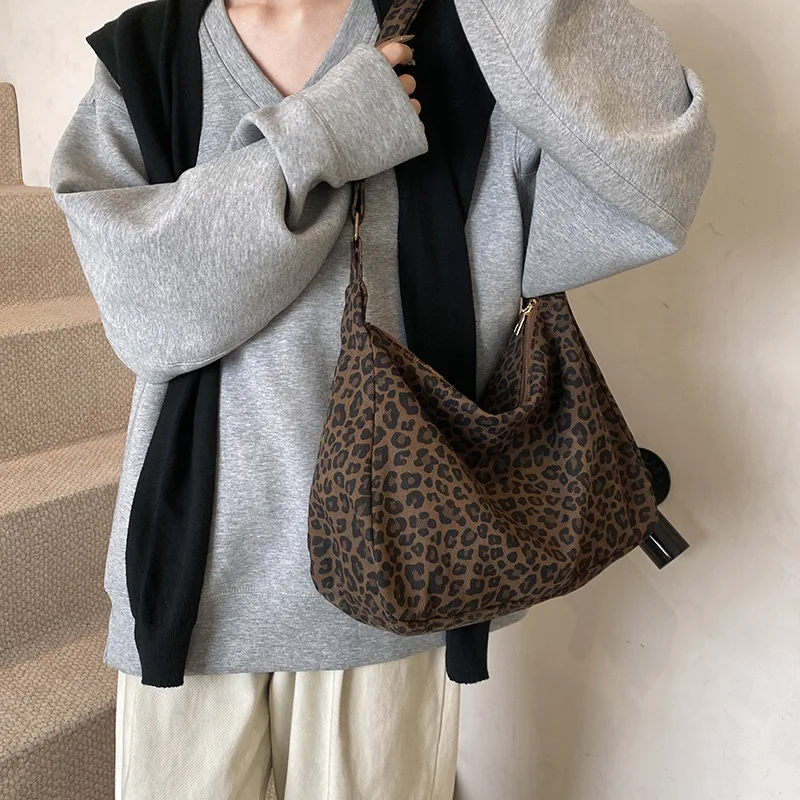 Spring New Leopard Print Single Shoulder Bag for Women, Large Capacity Trendy Tote Bag for Commuting and Crossbody Wear - Image 3